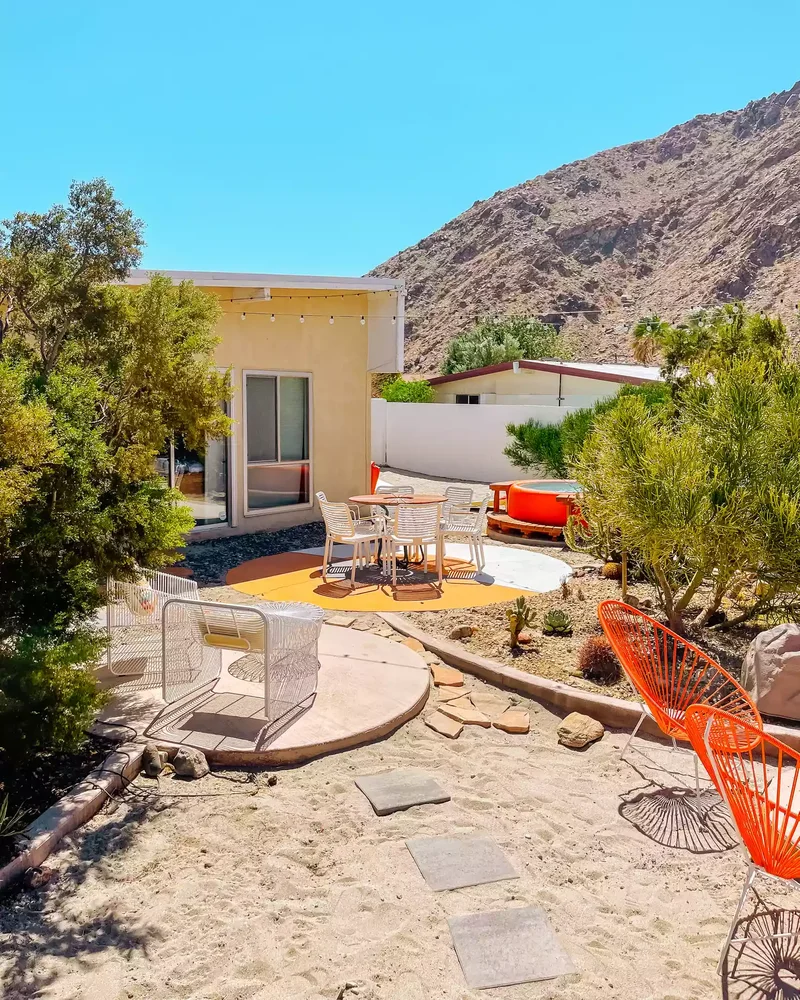 45 Beautiful Backyard Walkway Ideas to Transform Your Yard 37 A Desert Backyard