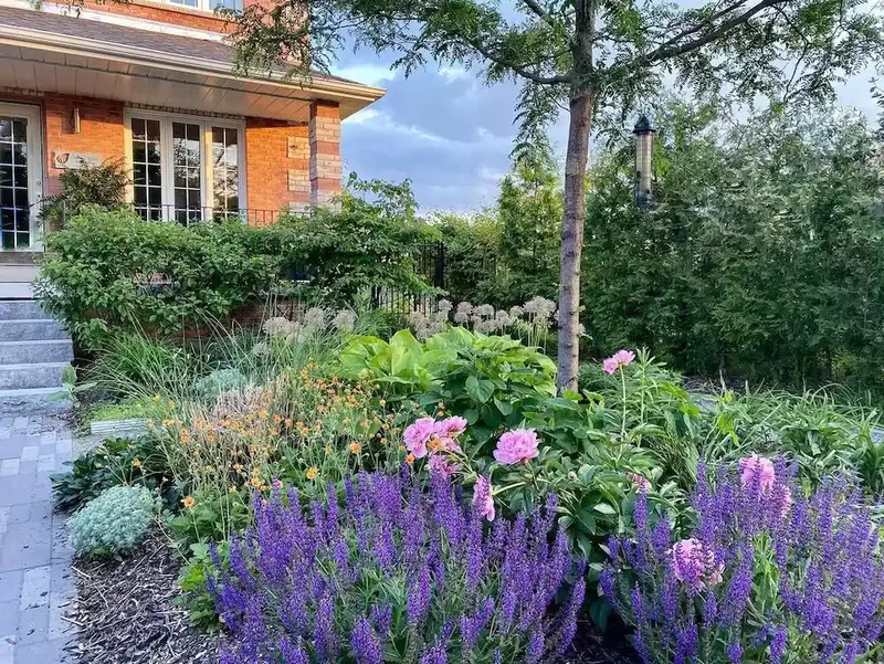 82 Stunning Front Yard Landscaping Ideas to Try This Spring 57 Abundant Spring Color