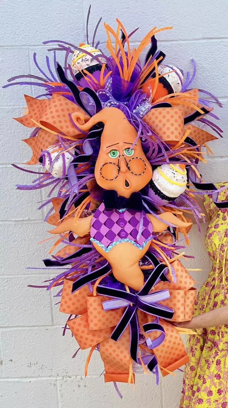 45 Halloween Wreath Ideas to Craft Before October Arrives 42 Academia-core Halloween Wreath