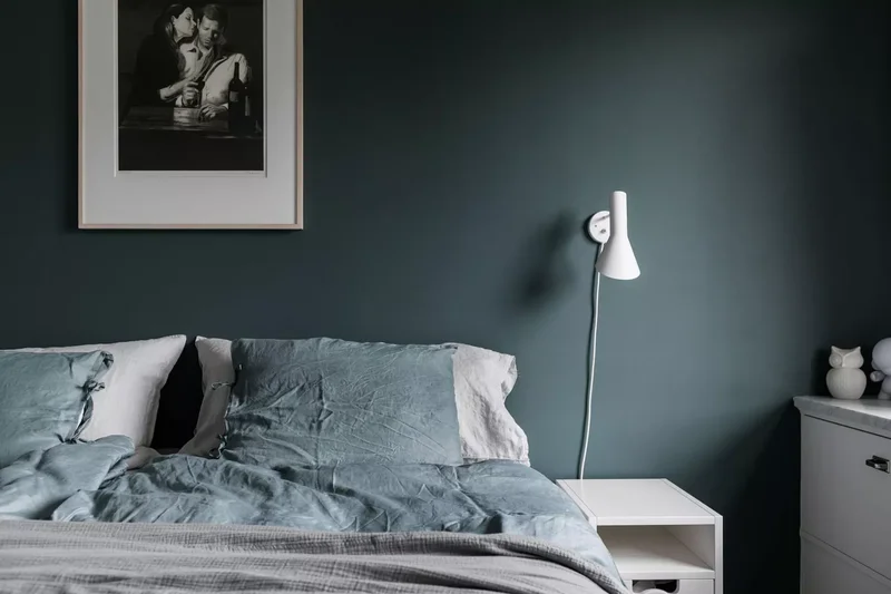 32 Dark Green Bedroom Designs to Inspire Your Next Makeover 27 Accent With White