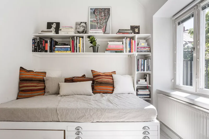 22 Guest Bedroom Ideas to Make the Most of Small Spaces 6 Add Bookshelves