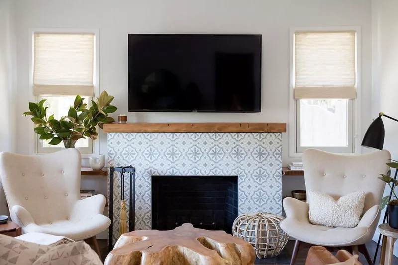 21 Small Living Rooms With TVs That Look Absolutely Stunning 2 Add More Black Decor