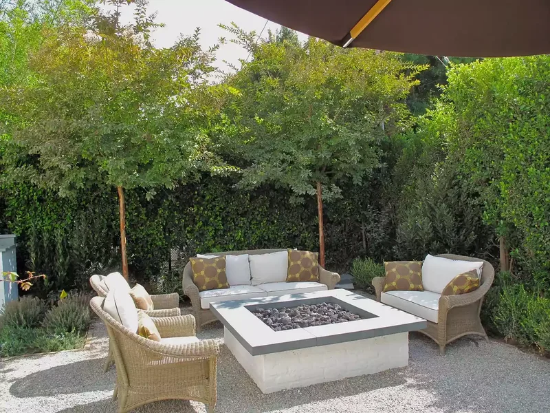 20 Brick Fire Pit Designs, From Rustic to Modern Styles 15 Add a Contrasting Top