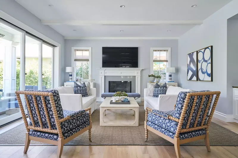 23 Beautiful Blue and Gray Living Room Design Ideas 5 Add a Touch of Navy