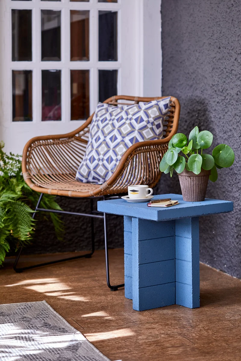 35 Stunning Patio Design Ideas for Your Outdoor Oasis 28 Add an Accent Table