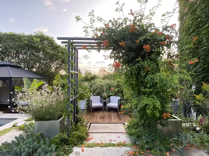 15 Beautiful Floating Deck Ideas for Any Outdoor Space 7 Add an Entrance