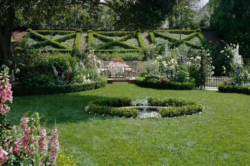 44 Stunning Water Feature Ideas to Transform Your Yard 1 An Elegant Water Feature