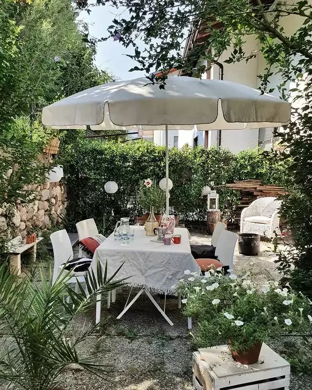 20 Budget-Friendly No-Grass Backyard Ideas You'll Love 4 An Outdoor Dining Room