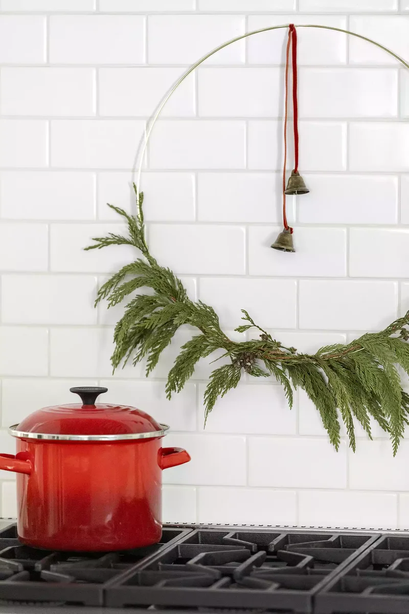 Transform Your Kitchen for Christmas with These Festive Ideas 10 Backsplash Wreath