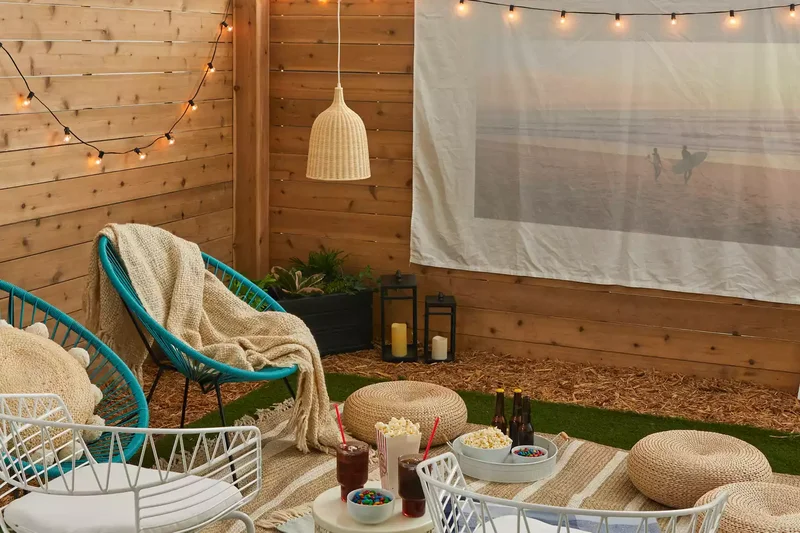 25 Simple Backyard Ideas to Make Your Home Stand Out 17 Backyard Movie Area