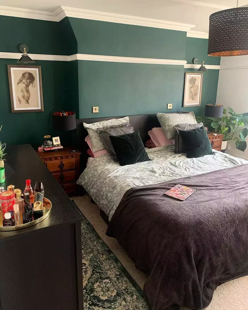 32 Dark Green Bedroom Designs to Inspire Your Next Makeover 28 Balance With Wall Trim