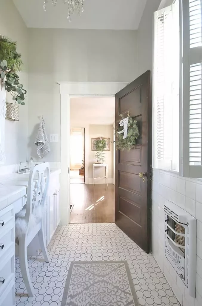 Christmas Door Decorating Ideas: 30 Designer Looks to Try 6 Bathroom Door Wreath