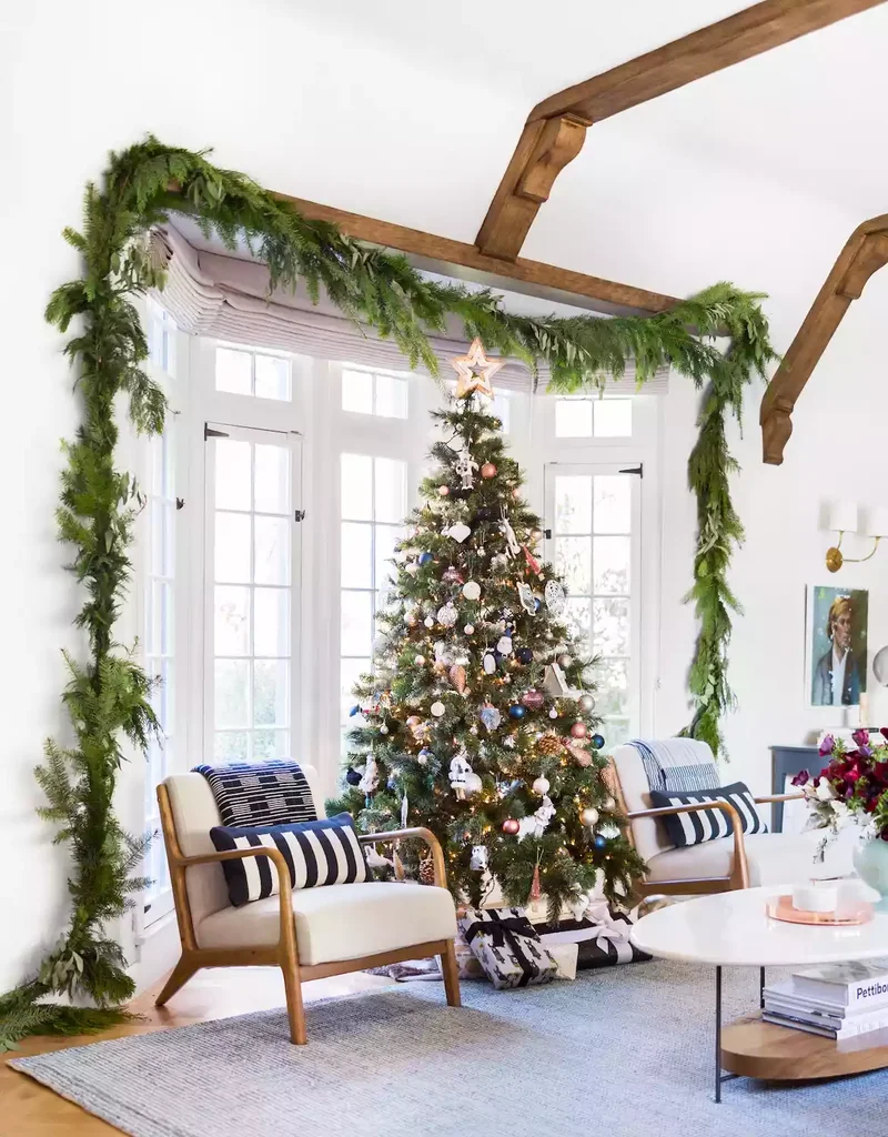 61 Unique DIY Christmas Garland Ideas for Festive Decor 53 Bay Window Garland