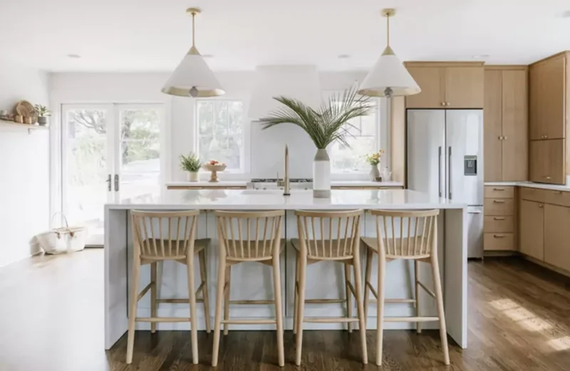 Beachy White and Gold Kitchen