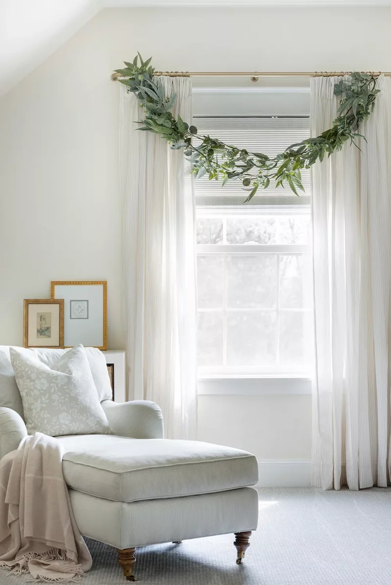 61 Unique DIY Christmas Garland Ideas for Festive Decor 44 Bedroom Window Garland
