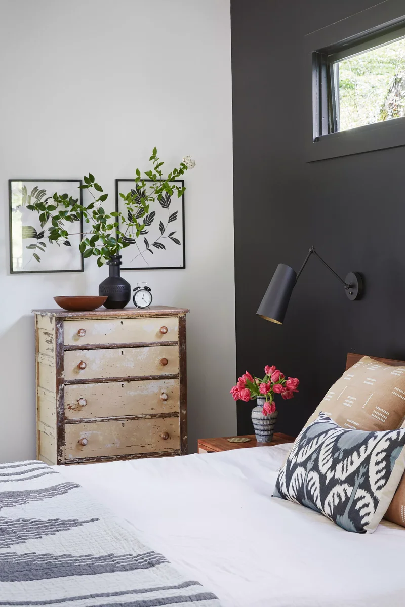 31 Sophisticated Black Bedroom Ideas for Your Dream Space 5 Black Bedroom Accent Wall