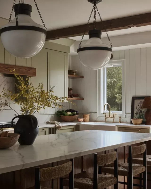 18 Black & Gold Kitchen Ideas for Moody, Elegant Spaces 17 Black and Gold Decor