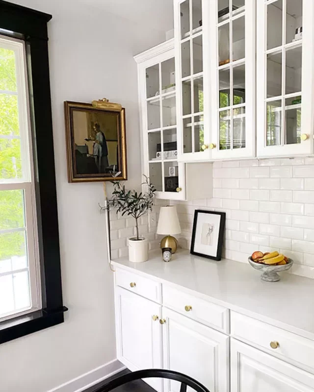 34 Classic Traditional Kitchen Designs for Cozy Home Style 5 Black-and-White Finishes