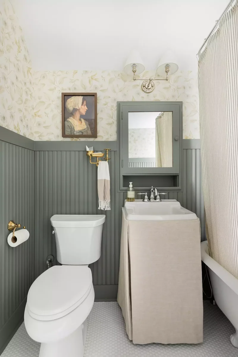 30 Designer-Favorite Bathroom Paint Shades That Never Fail 24 Blue-Green