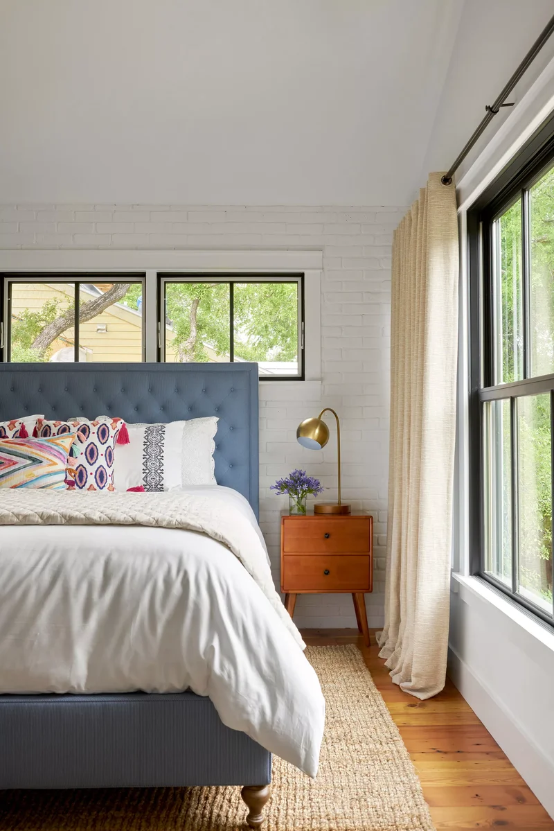 30 Beautiful Blue and White Bedroom Ideas for Restful Style 24 Blue Statement Bed