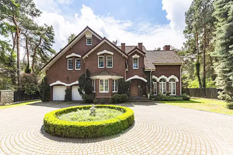 Box Hedge Circular Driveway Entrance