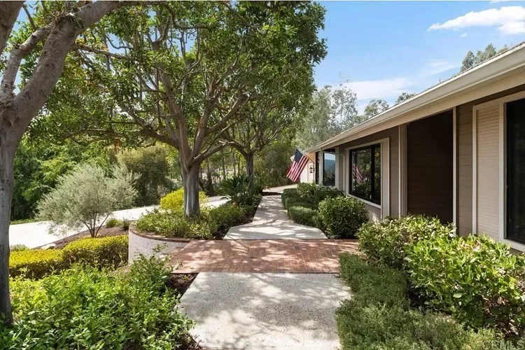 15 Brick Edging Ideas for Stylish Garden Flower Borders 10 Brick Edging Around a Tree