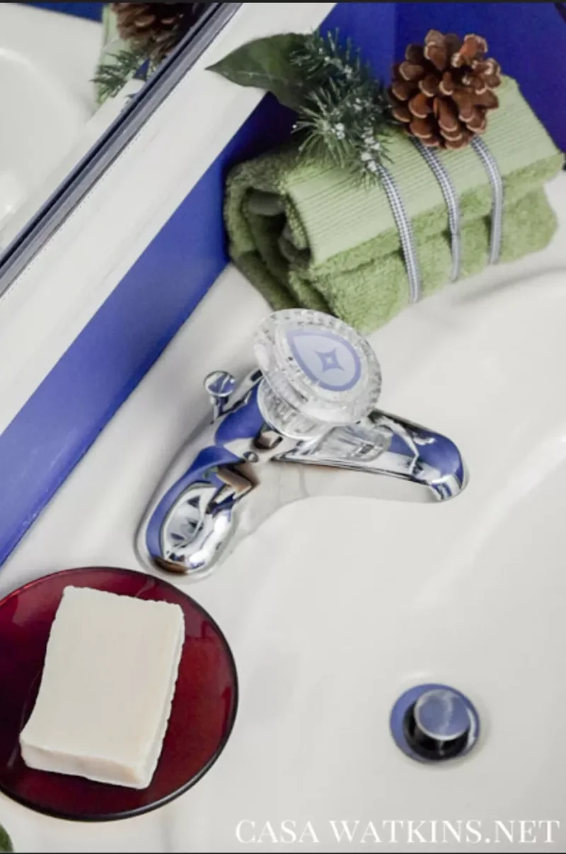 Decorating Your Bathroom for Christmas: 32 Festive Ideas 30 Bundle Christmas Towels