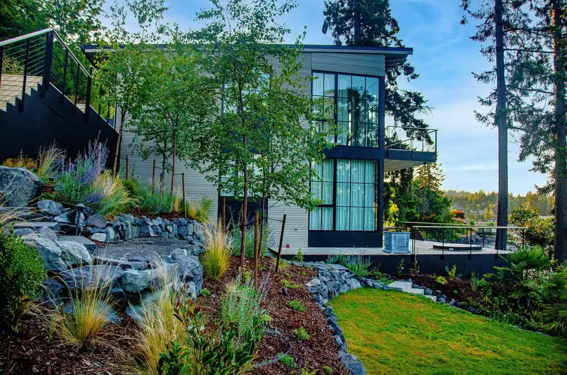 39 Contemporary Backyard Ideas to Elevate Your Outdoor Oasis 37 Carve Out a Path