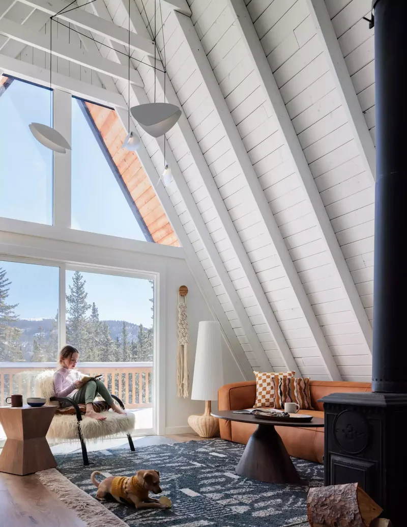 50 Formal Living Room Ideas That Feel Fresh and Inviting 3 Choose Sculptural Accents