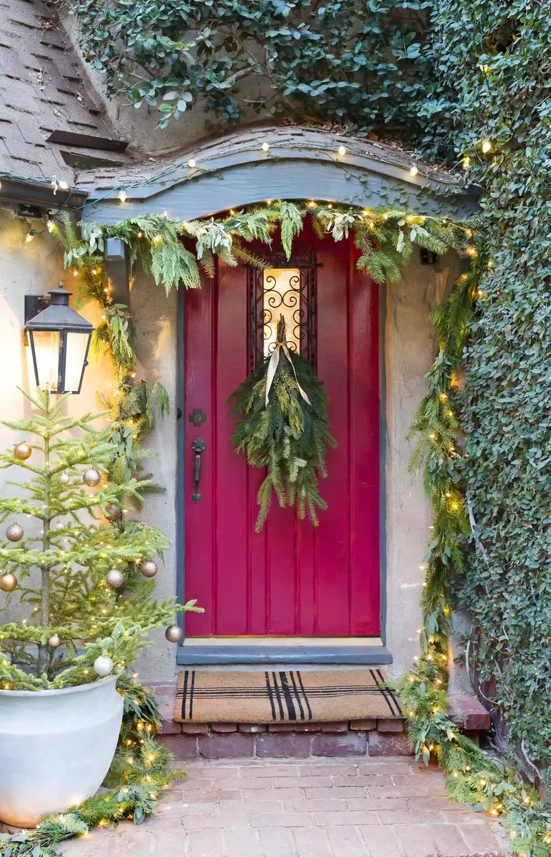 Christmas Door Decorating Ideas: 30 Designer Looks to Try 19 Christmas Swag