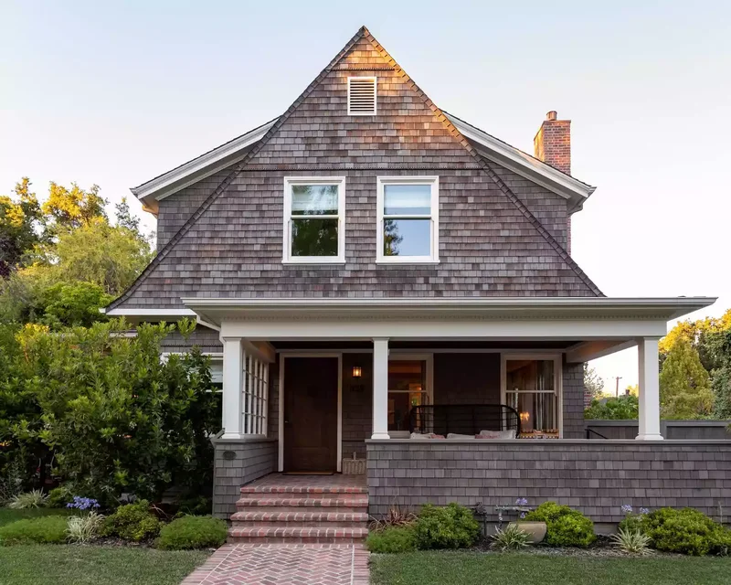 30 Front Walkway Ideas That Create a Stunning Entrance 9 Classic Brick Walkway