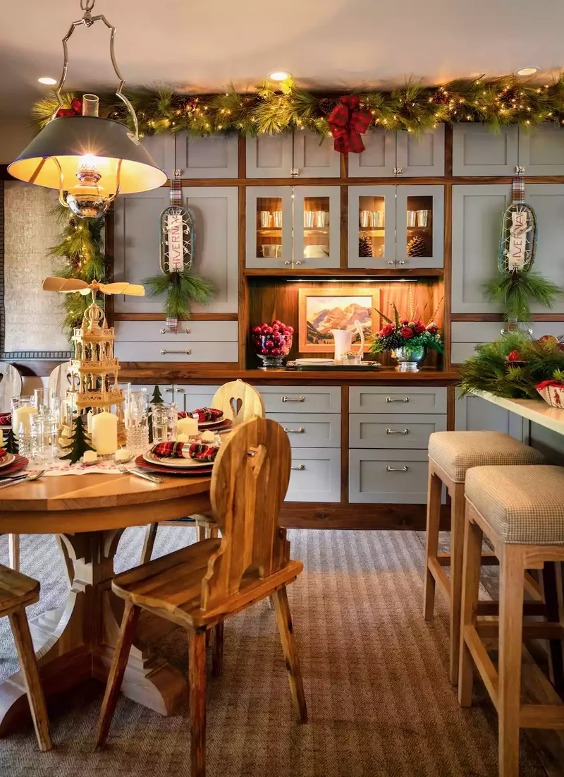 61 Unique DIY Christmas Garland Ideas for Festive Decor 5 Classic Garland