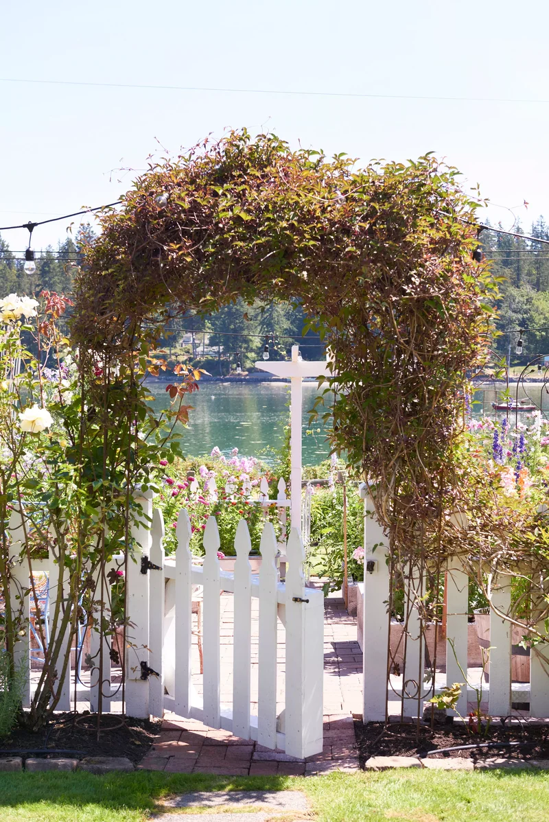 26 Beautiful Garden Gate Ideas to Enhance Your Yard 17 Classic White Garden Gate
