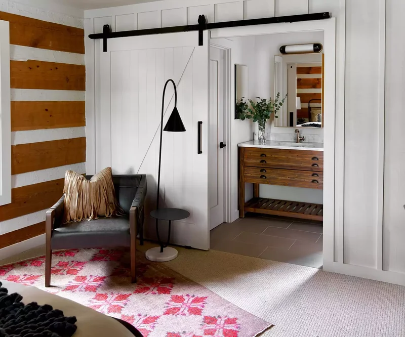 Clutter-Clearing Minimalist Medicine Cabinet