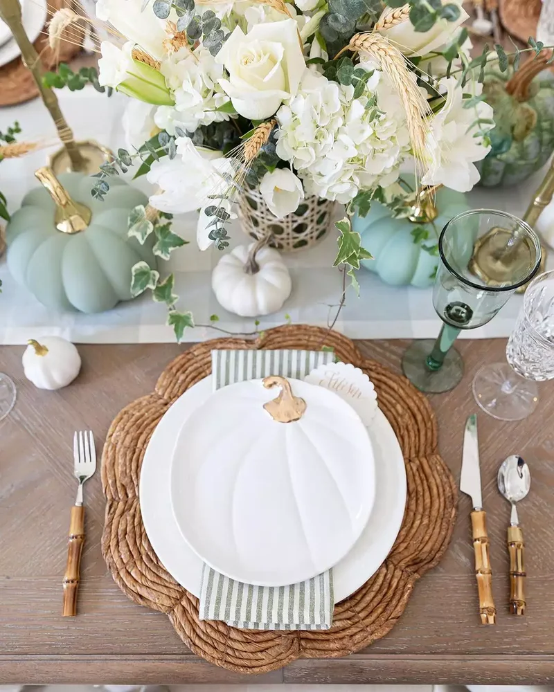 62 Stunning Thanksgiving Table Settings That Will Wow Guests 2 Coastal Thanksgiving Table
