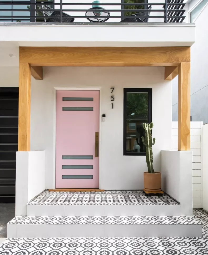 Complement White Stucco