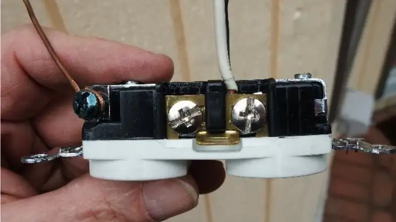 Connect The Wire To The Outlet 