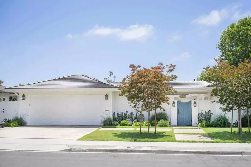 82 Stunning Front Yard Landscaping Ideas to Try This Spring 61 Contrasting Heights in a Ranch Yard