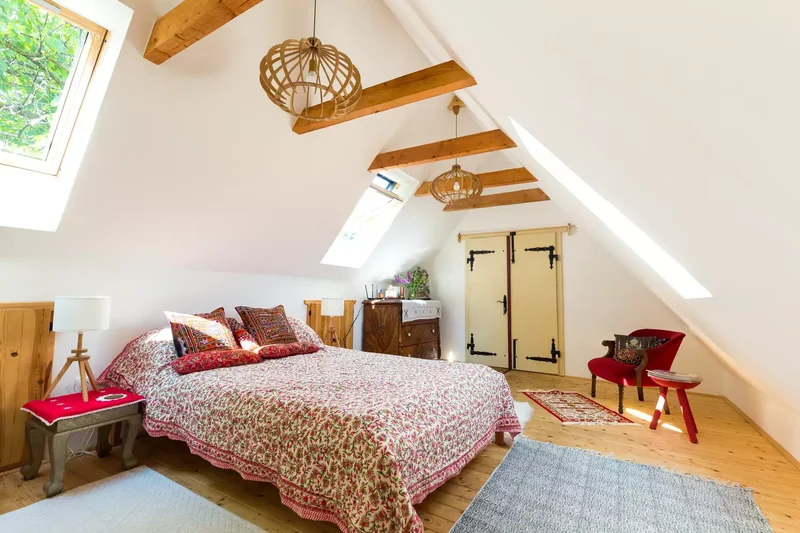 30 Stunning Vaulted Ceiling Designs That Create Drama 14 Coordinate Beams With Lighting Fixtures