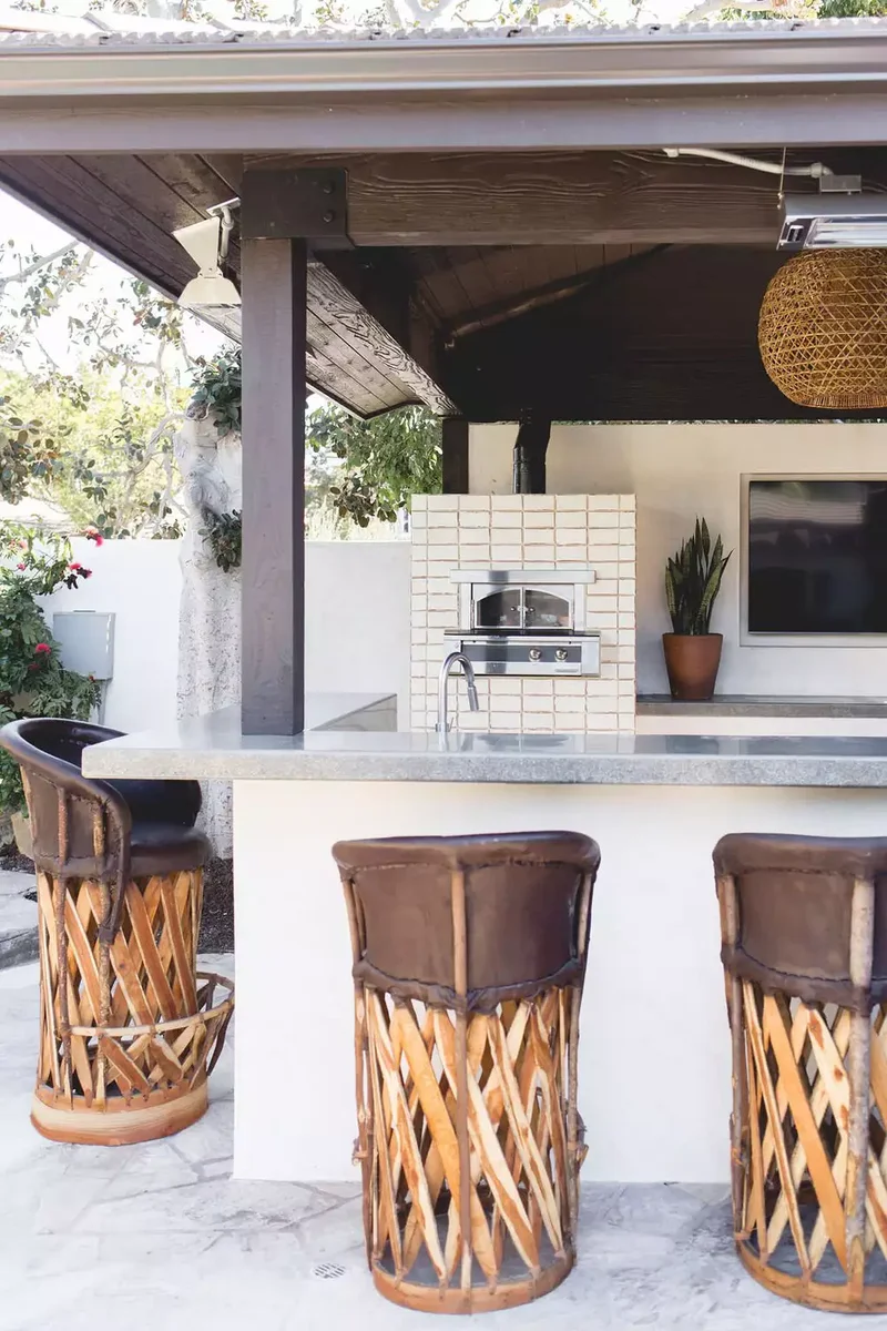 22 Outdoor TV Ideas to Create an Entertaining Backyard 7 Covered Outdoor Bar TV