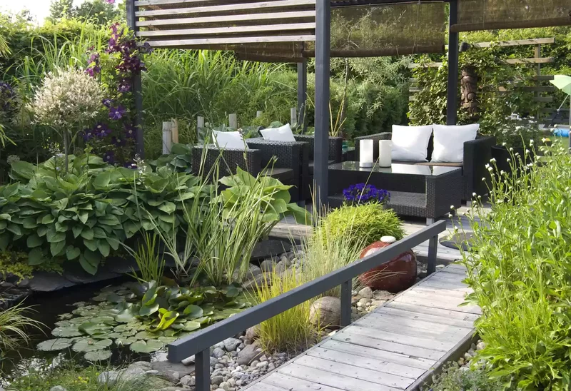 15 Beautiful Floating Deck Ideas for Any Outdoor Space 4 Create a Path