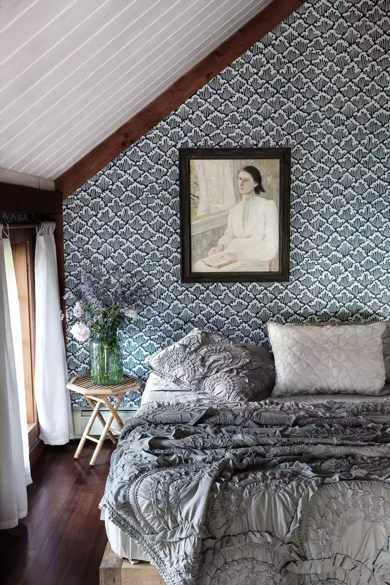 45 Warm and Inviting Bedroom Ideas for Ultimate Comfort 18 Create a Sense of History