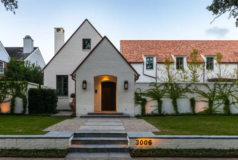 82 Stunning Front Yard Landscaping Ideas to Try This Spring 34 Curbside View of Climbing Vines