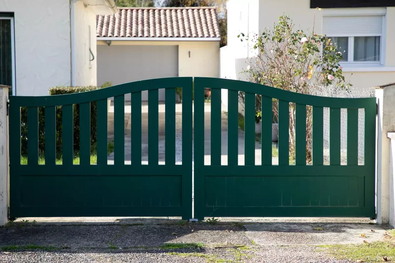 35 Beautiful Driveway Gate Ideas for Any Home Style 28 Curved Driveway Gate