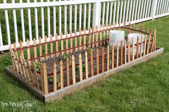 40 Budget-Friendly DIY Backyard Projects for Your Dream Oasis 21 DIY a Garden Fence