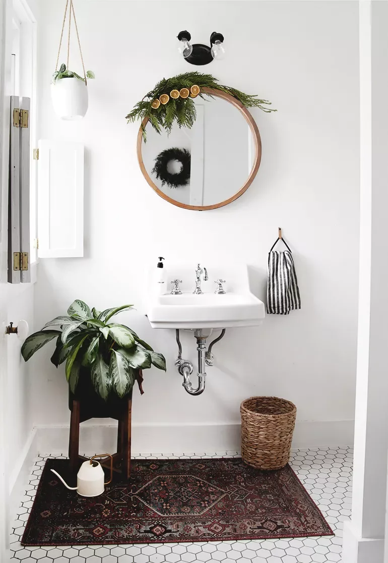 Decorating Your Bathroom for Christmas: 32 Festive Ideas 23 DIY a Mirror Garland