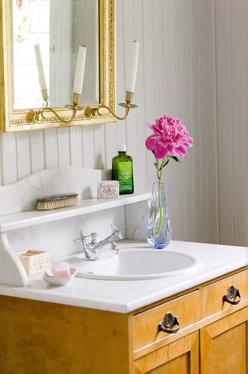 43 Beautiful Powder Room Ideas to Transform Your Half Bath 16 Decorate With Antiques