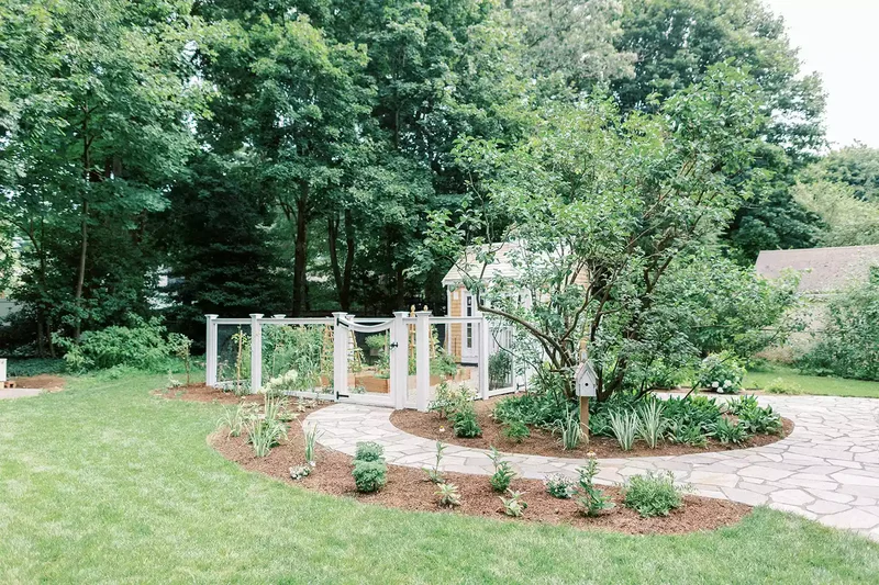 52 Beautiful Backyard Landscaping Ideas for Your Home 3 Define Your Space With Structure