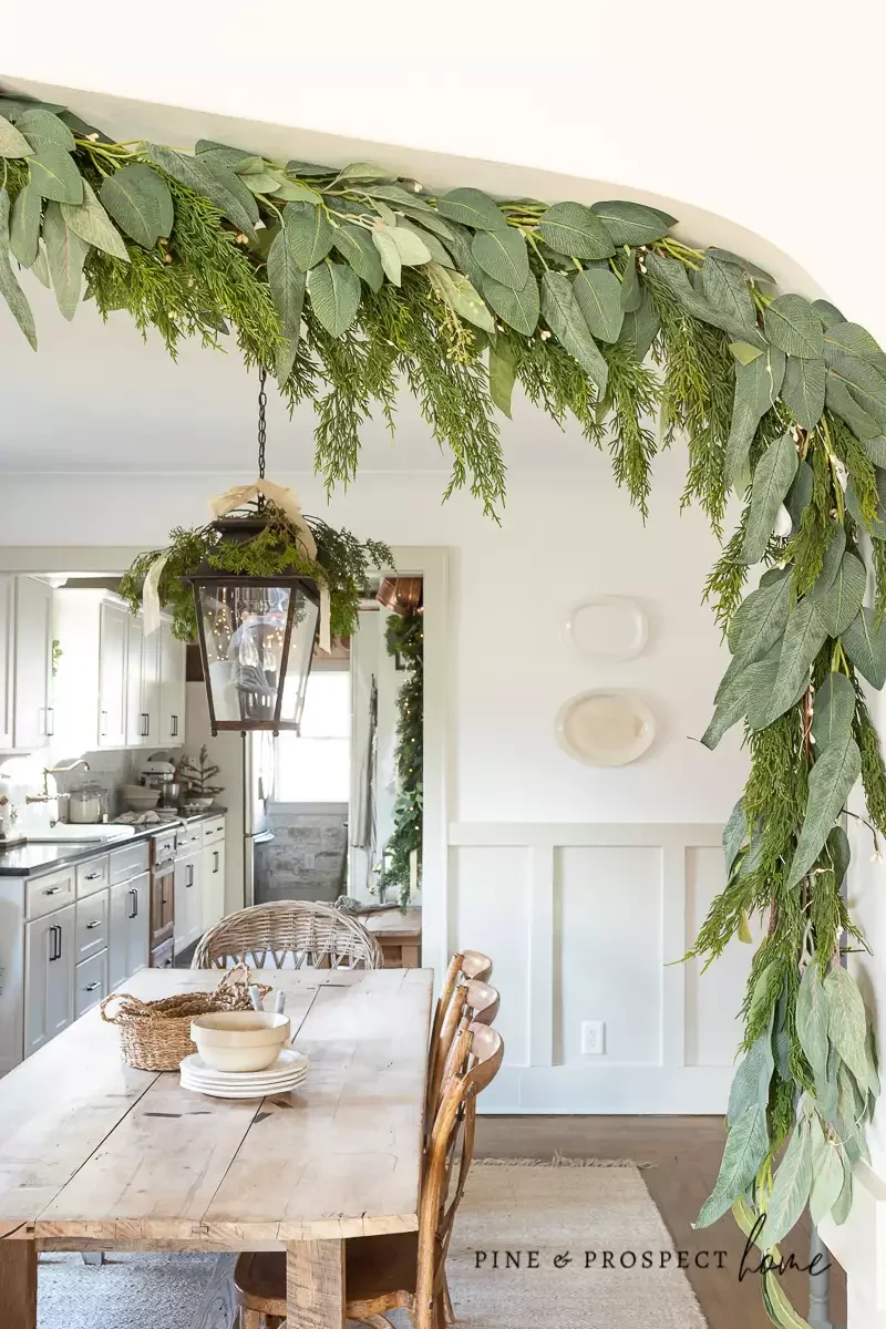 61 Unique DIY Christmas Garland Ideas for Festive Decor 34 Dining Room Garlands