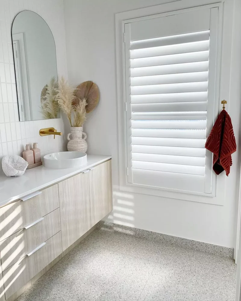 30 Beach-Inspired Bathroom Designs to Bring Coastal Vibes Home 5 Display Pampas Grass